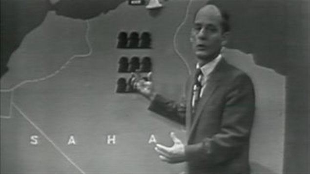 À l'émission Point de mire, le 7 octobre 1958, l'animateur René Lévesque explique aux téléspectateurs le mouvement d'indépendance de l'Algérie. À l'émission Point de mire, le 7 octobre 1958, l'animateur René Lévesque explique aux téléspectateurs le mouvement d'indépendance de l'Algérie.