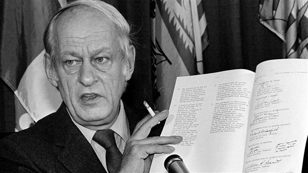 Le premier ministre du Québec, René Lévesque, tient dans ses mains l'accord constitutionnel signé par le premier ministre du Canada, Pierre Elliott Trudeau, et neuf premiers ministres provinciaux, le 11 novembre 1981. Le premier ministre du Québec, René Lévesque, tient dans ses mains l'accord constitutionnel signé par le premier ministre du Canada, Pierre Elliott Trudeau, et neuf premiers ministres provinciaux, le 11 novembre 1981.