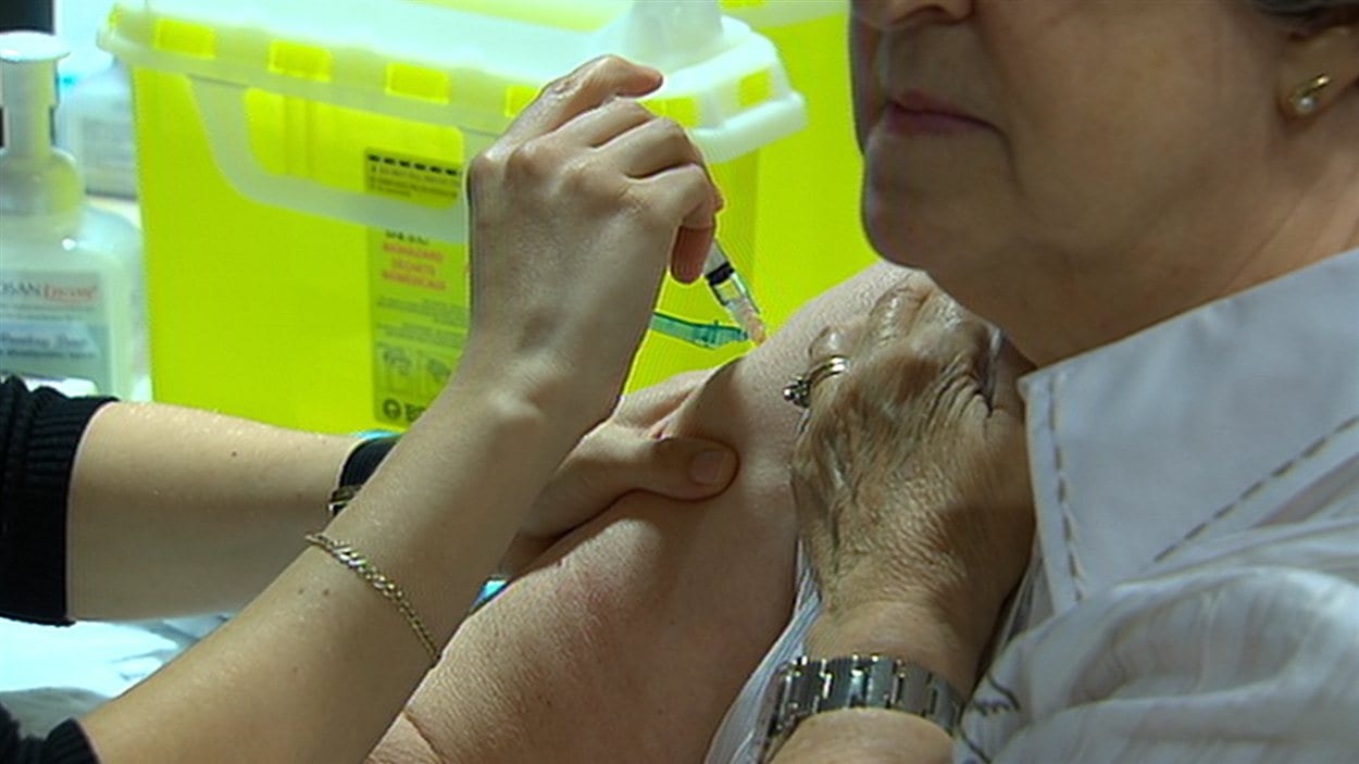 Des gens se font vacciner contre la grippe saisonnière dans la région de Québec. Des gens se font vacciner contre la grippe saisonnière dans la région de Québec.