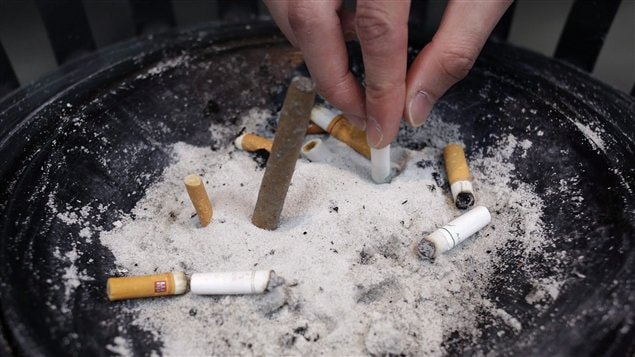 Cigarettes et cendrier Cigarettes et cendrier