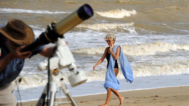 L'équipement est installé pour capter en direct l'éclipse solaire totale en Australie le 14 novembre 2012. L'équipement est installé pour capter en direct l'éclipse solaire totale en Australie le 14 novembre 2012.