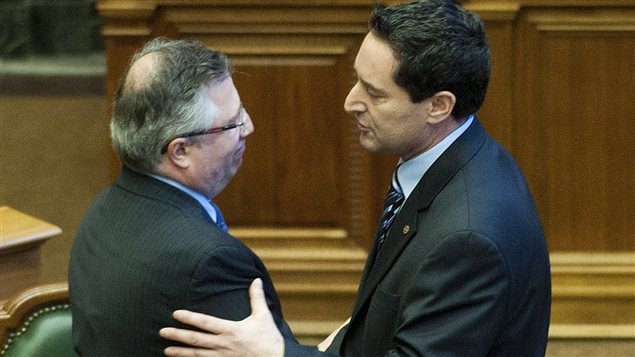 Richard Deschamps et Michael Applebaum se sont serré la main à l'issue de la divulgation des résultats du vote. Richard Deschamps et Michael Applebaum se sont serré la main à l'issue de la divulgation des résultats du vote.