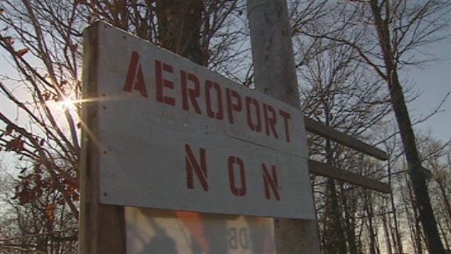 Plusieurs citoyens de Neuville s'opposent à la construction d'un aéroport dans leur municipalité. Plusieurs citoyens de Neuville s'opposent à la construction d'un aéroport dans leur municipalité.