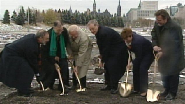 Marcel Beaudry et Jean Chrétien lors de l'inauguration des travaux du Musée canadien de la guerre, en novembre 2002. Marcel Beaudry et Jean Chrétien lors de l'inauguration des travaux du Musée canadien de la guerre, en novembre 2002.