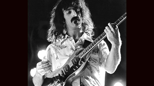Frank Zappa en 1974, lors d'un concert en Suède Frank Zappa en 1974, lors d'un concert en Suède