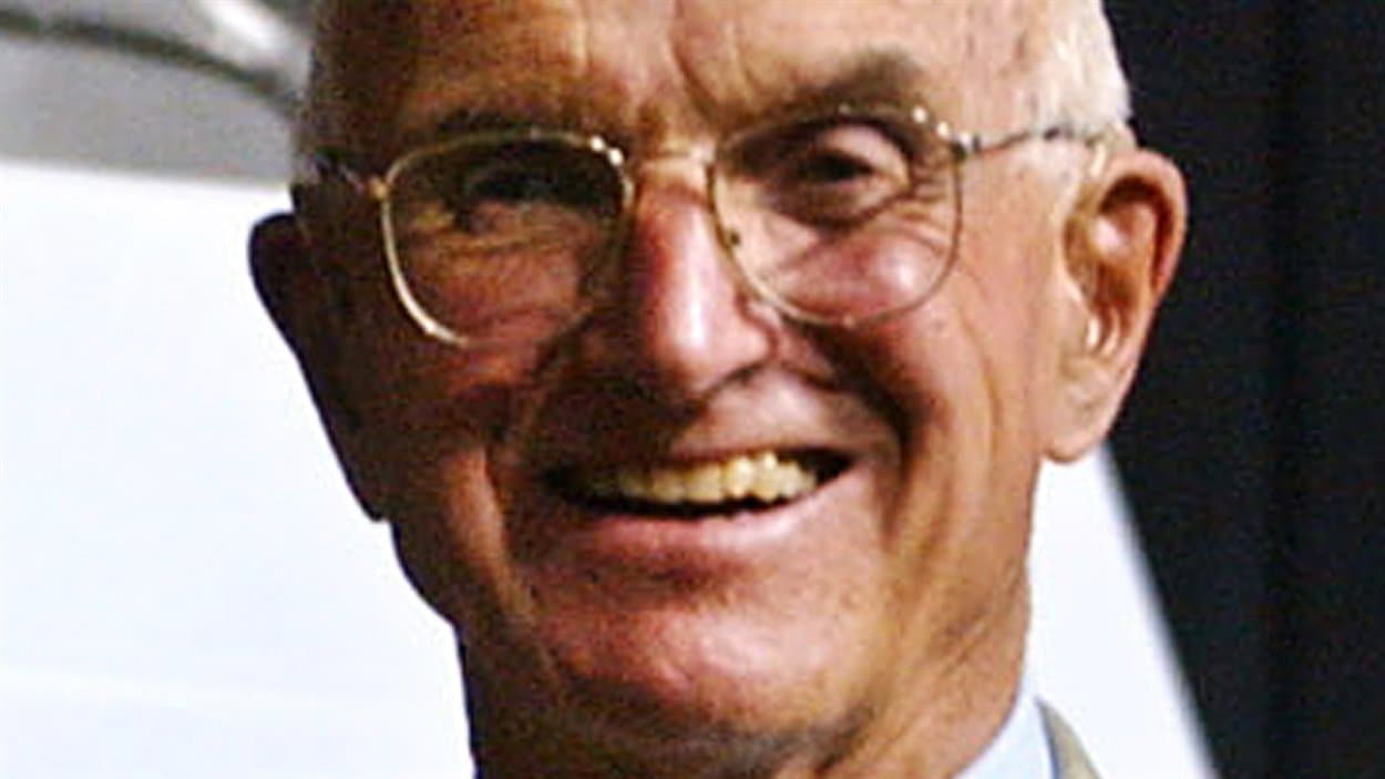 Joseph E. Murray, un médecin qui a réalisé la première greffe de rein et reçu un prix Nobel, en juillet 2004. Joseph E. Murray, un médecin qui a réalisé la première greffe de rein et reçu un prix Nobel, en juillet 2004.