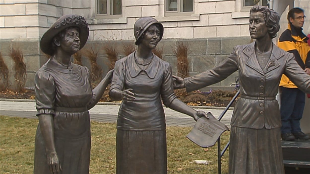 Le monument rend hommage à la contribution des femmes en politique. Le monument rend hommage à la contribution des femmes en politique.
