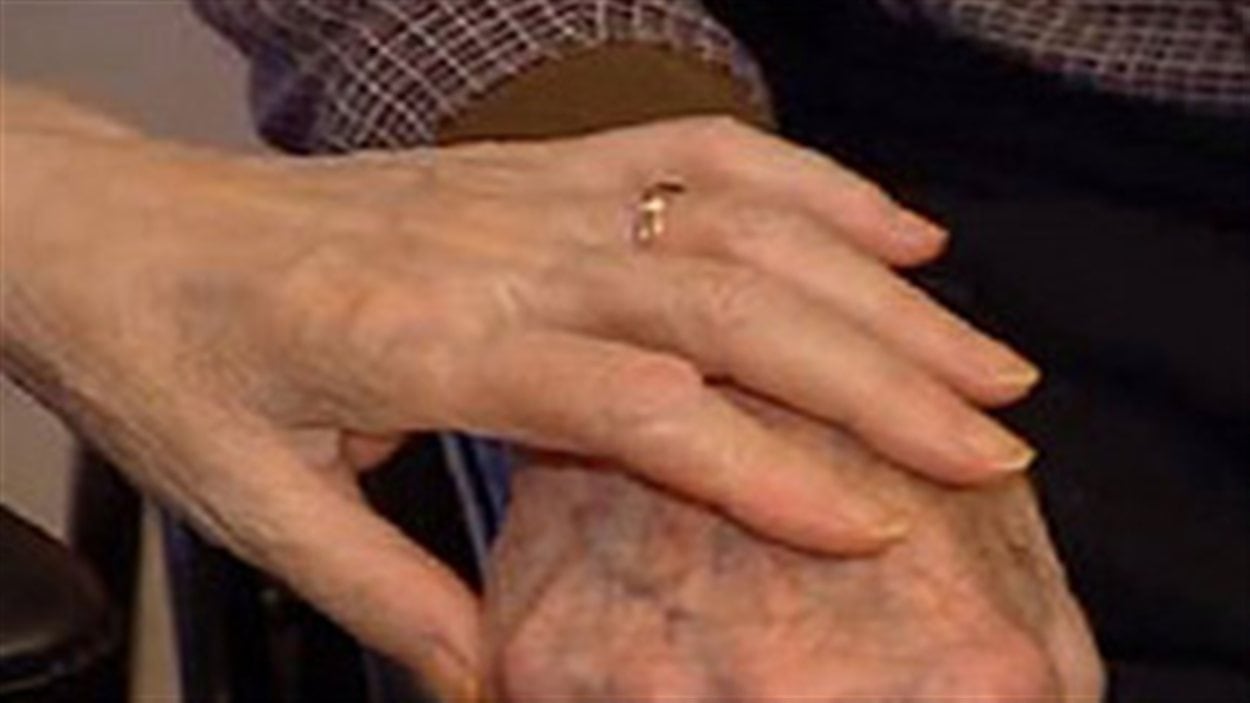 Mains de deux aînés Mains de deux aînés
