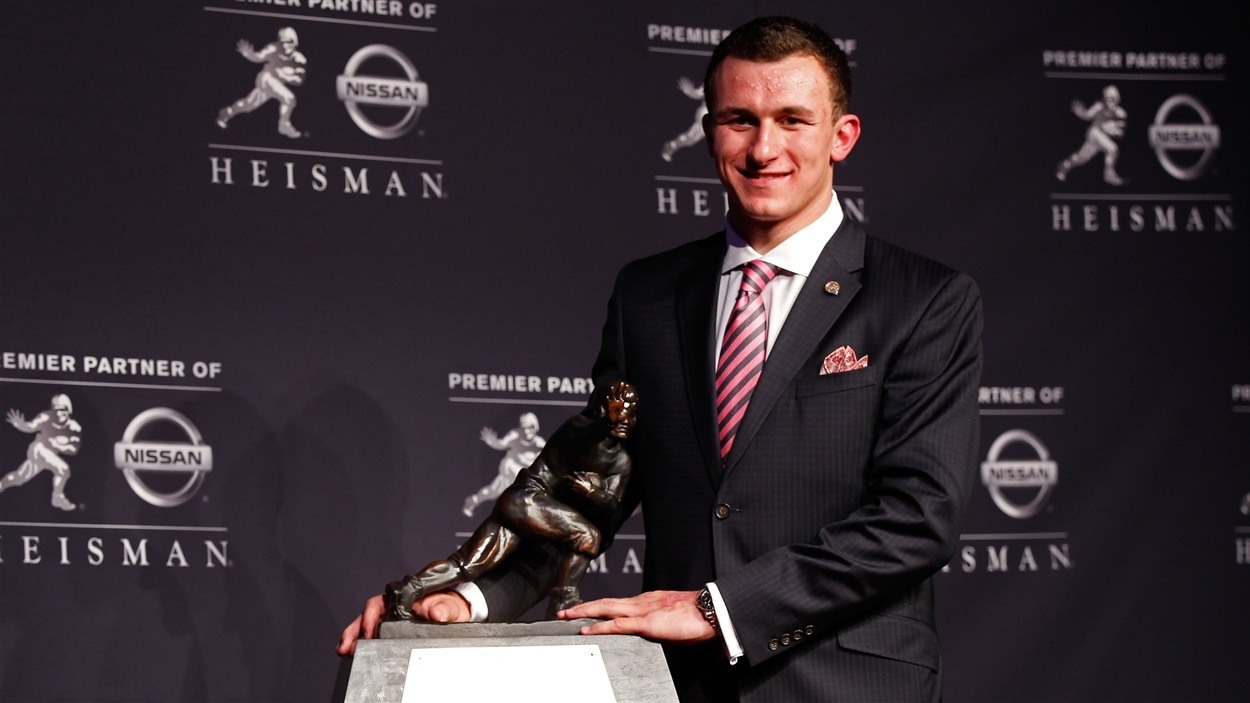 Johnny Manziel a remporté le trophée Heisman. Johnny Manziel a remporté le trophée Heisman.