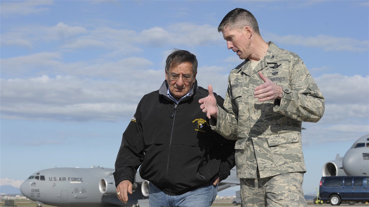 Le secrétaire américain de la Défense, Leon Panetta, arrive à la base d'Incirlik, dans le sud de la Turquie. Le secrétaire américain de la Défense, Leon Panetta, arrive à la base d'Incirlik, dans le sud de la Turquie.