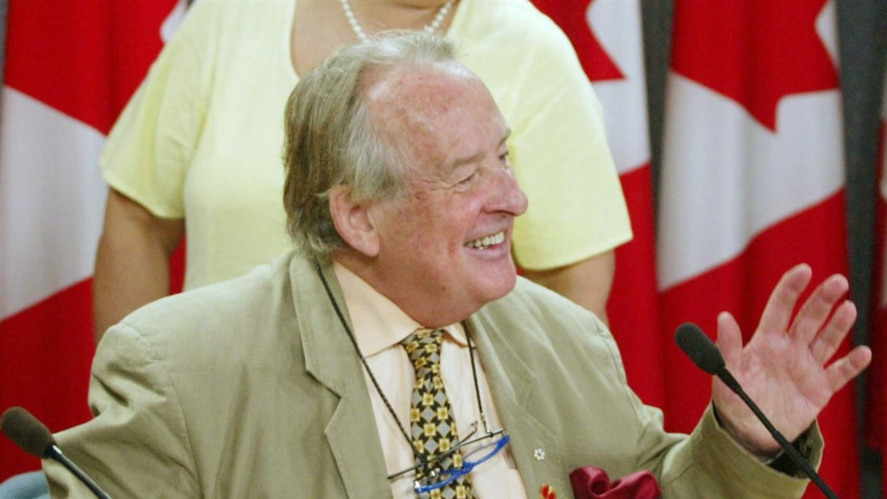L'ancien sénateur libéral Laurier Lapierre en août 2002 L'ancien sénateur libéral Laurier Lapierre en août 2002