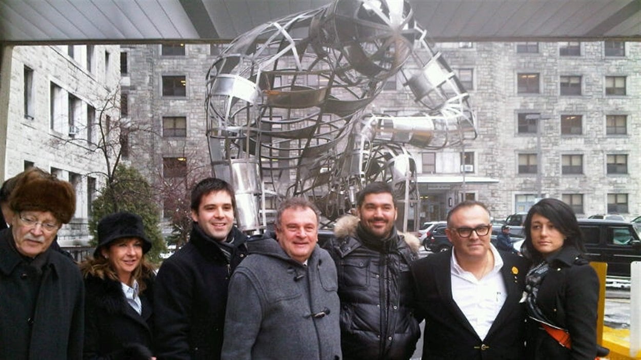 Au centre, le directeur-général du CHUM, Christian Paire. À gauche, l'artiste Mathieu Isabelle et le vice-président exécutif des Cinémas Guzzo, Vincent Guzzo et sa conjointe. Au centre, le directeur-général du CHUM, Christian Paire. À gauche, l'artiste Mathieu Isabelle et le vice-président exécutif des Cinémas Guzzo, Vincent Guzzo et sa conjointe.