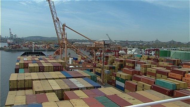 Des conteneurs dans le port de Montréal Des conteneurs dans le port de Montréal