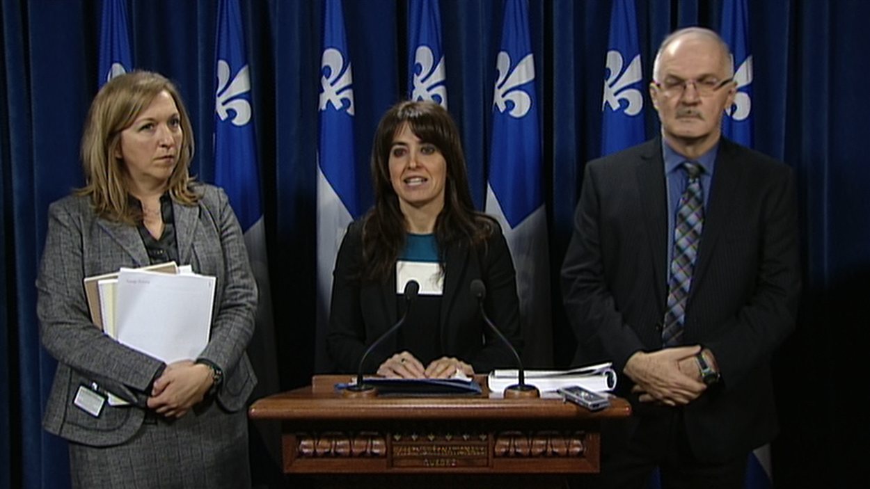 La ministre déléguée aux Services sociaux et à la Protection de la jeunesse et ministre responsable du dossier Mourir dans la dignité, Véronique Hivon, en conférence de presse avec Me Jean-Pierre Ménard, président du comité d'experts sur la mise en œuvre juridique des recommandations de la Commission spéciale de l'Assemblée nationale sur la question de mourir dans la dignité, et de Me Michelle Giroux. La ministre déléguée aux Services sociaux et à la Protection de la jeunesse et ministre responsable du dossier Mourir dans la dignité, Véronique Hivon, en conférence de presse avec Me Jean-Pierre Ménard, président du comité d'experts sur la mise en œuvre juridique des recommandations de la Commission spéciale de l'Assemblée nationale sur la question de mourir dans la dignité, et de Me Michelle Giroux.