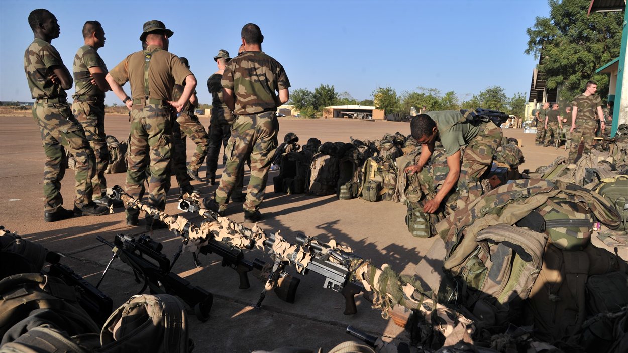 Des soldats français se préparent avant leur déploiement vers Bamako, au Mali, le 14 janvier 2013. Des soldats français se préparent avant leur déploiement vers Bamako, au Mali, le 14 janvier 2013.
