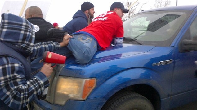 Une automobiliste est interpellée par des participants à la journée d'actions Idle No More, à Edmonton Une automobiliste est interpellée par des participants à la journée d'actions Idle No More, à Edmonton