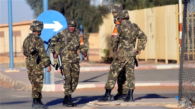 Des soldats en faction sur le site gazier d'In Amenas, en Algérie. Des soldats en faction sur le site gazier d'In Amenas, en Algérie.