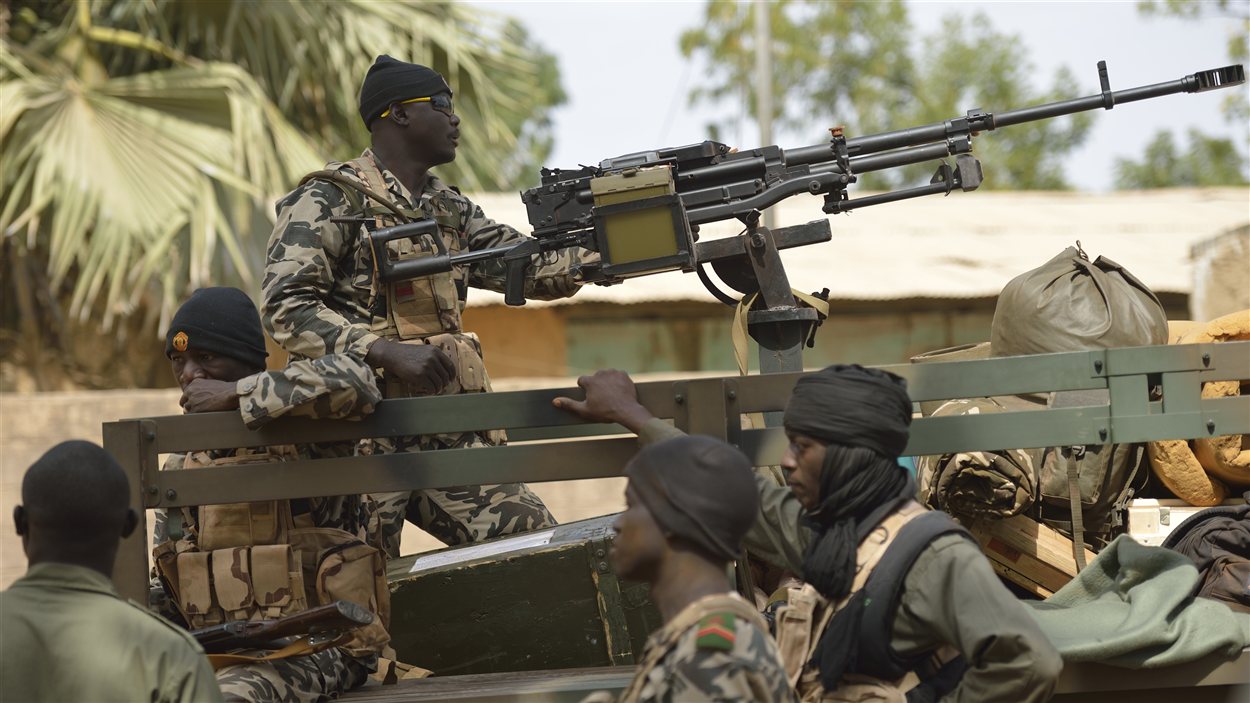 Des soldats maliens patrouillent dans les rues de Diabaly. Des soldats maliens patrouillent dans les rues de Diabaly.