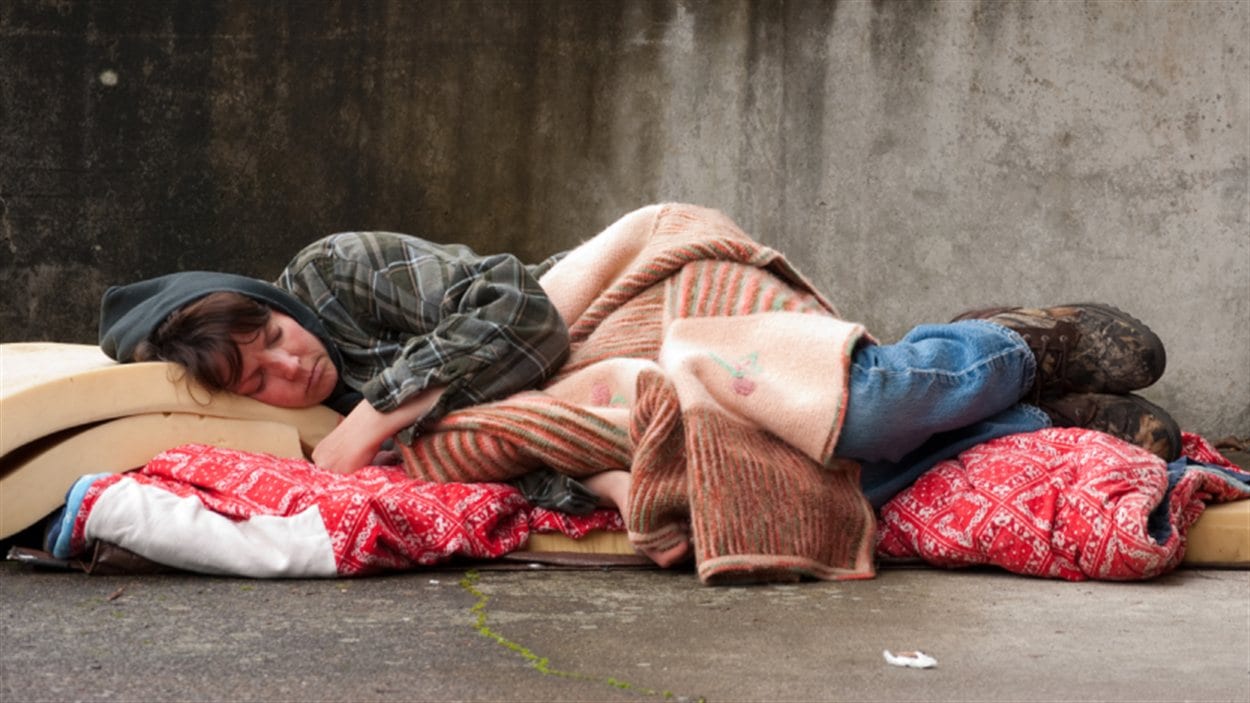 Une sans-abris dort par terre. Une sans-abris dort par terre.
