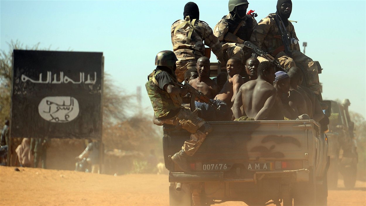 Des soldats maliens arrêtent des suspects qui seraient liés aux rebelles islamistes. Des soldats maliens arrêtent des suspects qui seraient liés aux rebelles islamistes.