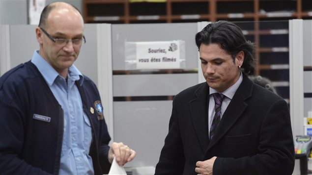 Le sénateur Patrick Brazeau, à droite, au palais de justice de Gatineau. Le sénateur Patrick Brazeau, à droite, au palais de justice de Gatineau.