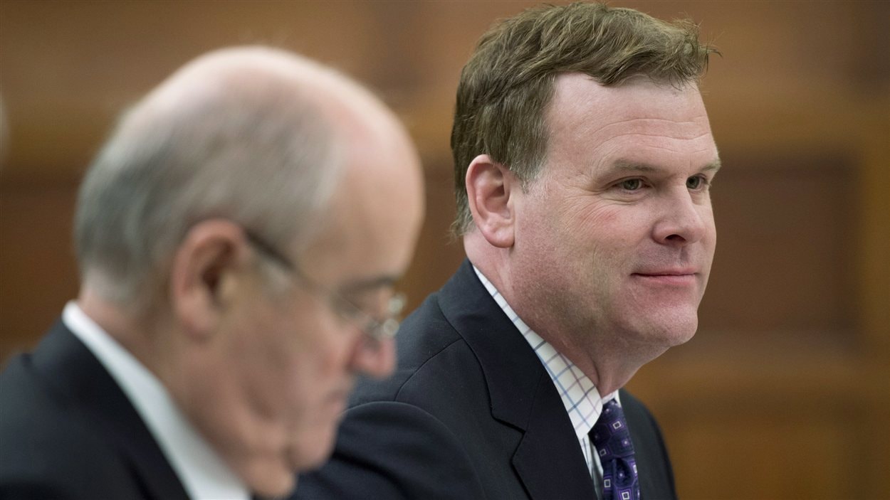 Le ministre John Baird et le ministre de la Coopération internationale Julian Fantino lors de leur audition au comité parlementaire. Le ministre John Baird et le ministre de la Coopération internationale Julian Fantino lors de leur audition au comité parlementaire.