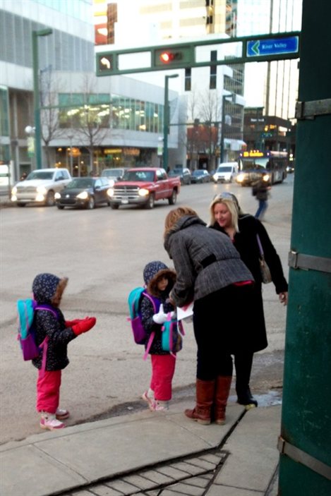 Des bénévoles distribuent des cartes d'amour de Love Letters 2 Strangers, à la Saint-Valentin, à Edmonton Des bénévoles distribuent des cartes d'amour de Love Letters 2 Strangers, à la Saint-Valentin, à Edmonton