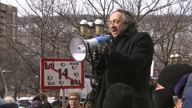 Plusieurs anglophones ont pris la parole au cours de la manifestation. Plusieurs anglophones ont pris la parole au cours de la manifestation.