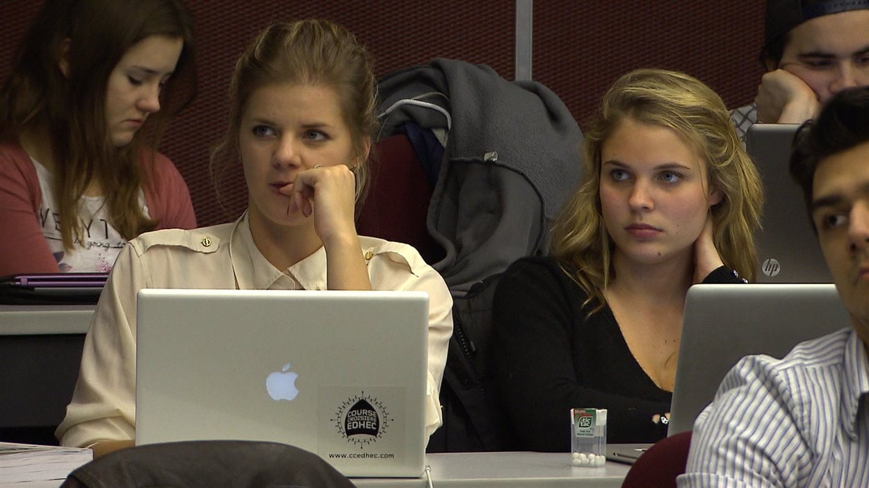 Plus de 10 000 jeunes Français vivent au Québec pour poursuivre leurs études. Plus de 10 000 jeunes Français vivent au Québec pour poursuivre leurs études.