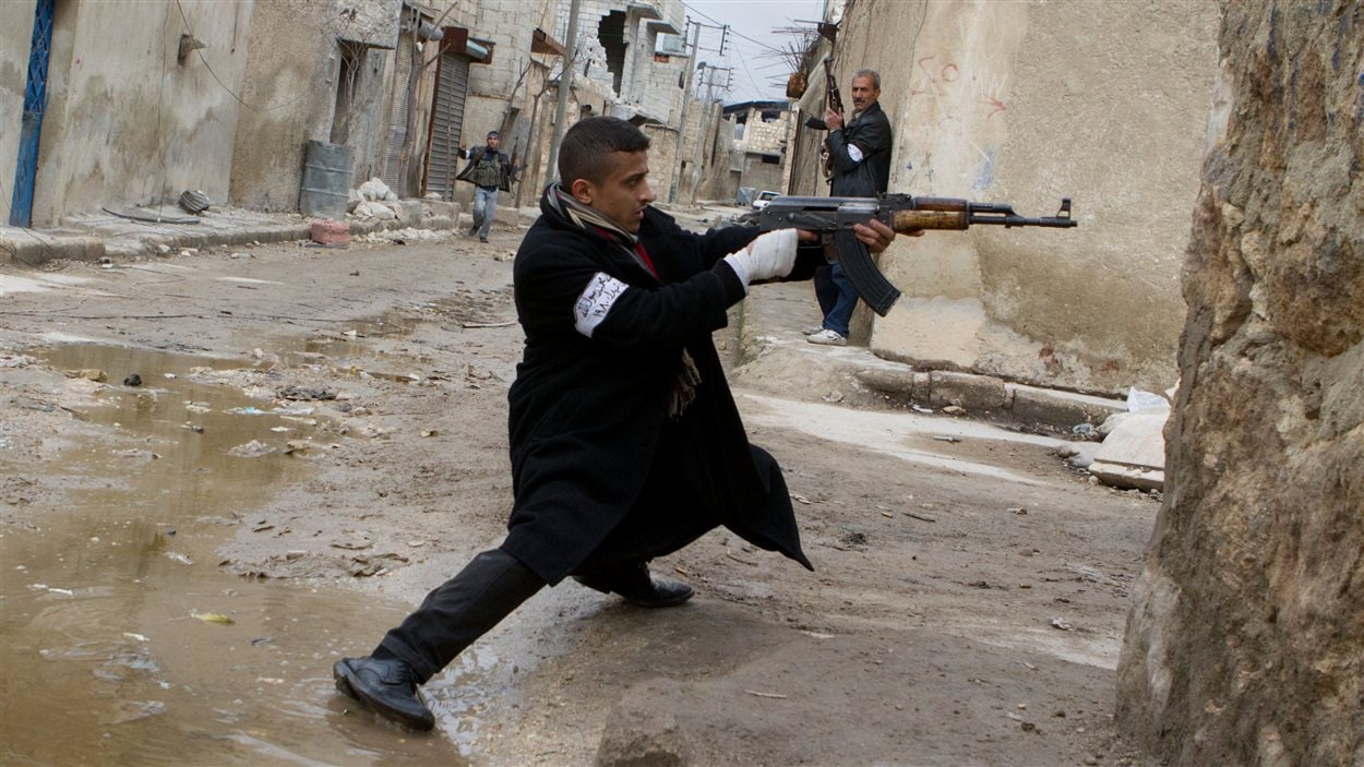 Un rebelle syrien à Alep durant les combats avec les forces gouvernementales le 4 mars 2013. Un rebelle syrien à Alep durant les combats avec les forces gouvernementales le 4 mars 2013.