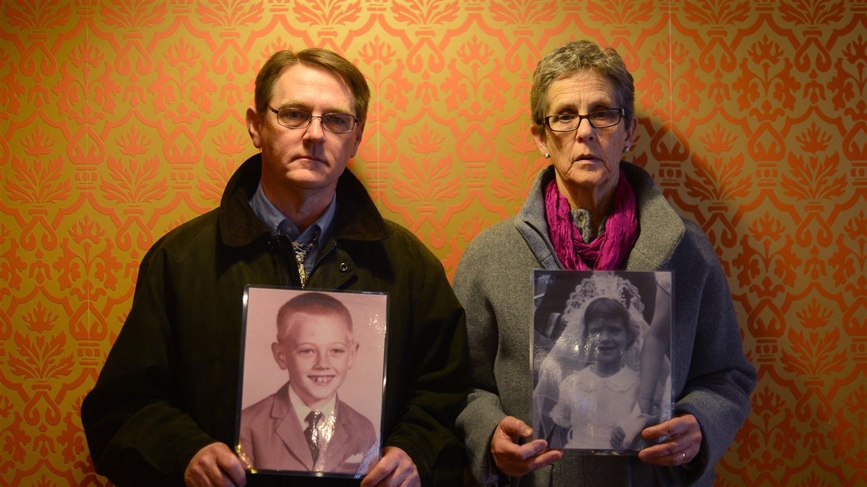 Deux membres de la SNAP, posant à Rome avec des photos d'enfance, le 26 février 2013 Deux membres de la SNAP, posant à Rome avec des photos d'enfance, le 26 février 2013