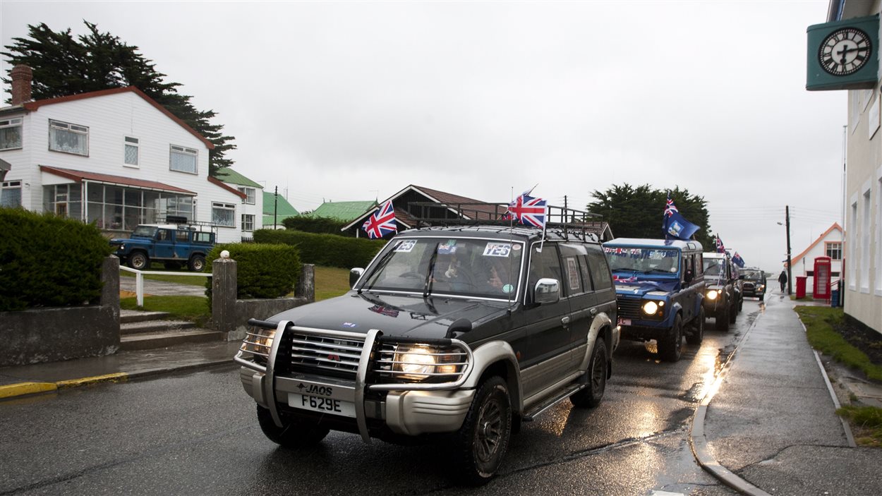 Des voitures décorées du drapeau britannique circulent à Port Stanley, capitale des îles Malouines, au premier jour du référendum Des voitures décorées du drapeau britannique circulent à Port Stanley, capitale des îles Malouines, au premier jour du référendum