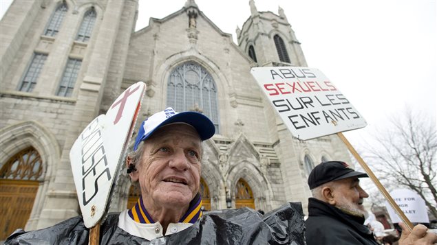Les manifestants réclament des excuses et des réparations de la part de l'Église. Les manifestants réclament des excuses et des réparations de la part de l'Église.