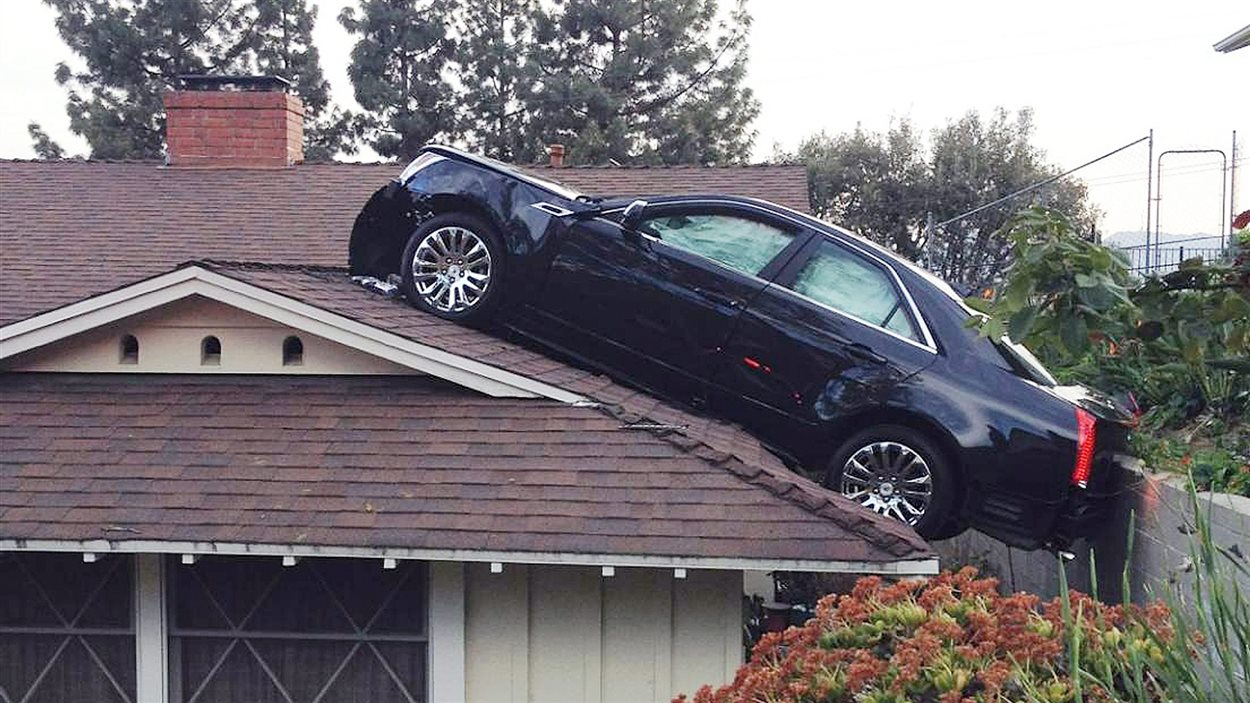 une voiture termine sa course sur le toit d une maison une voiture termine sa course sur le toit d une maison