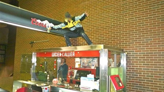 Un des jeunes sur la loge du changeur à la station Lucien-L'Allier Un des jeunes sur la loge du changeur à la station Lucien-L'Allier