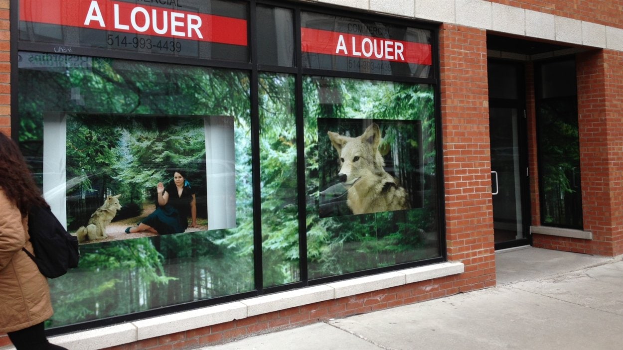 L'oeuvre de Vicky Sabourin, exposée dans un commerce vacant du boulevard Saint-Laurent L'oeuvre de Vicky Sabourin, exposée dans un commerce vacant du boulevard Saint-Laurent