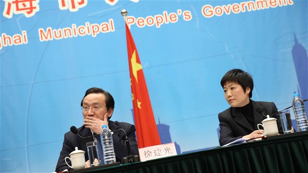 Les autorités sanitaires chinoises rencontrent la presse pour faire le point sur la multiplication des cas de grippe aviaire H7N9 chez l'humain. Les autorités sanitaires chinoises rencontrent la presse pour faire le point sur la multiplication des cas de grippe aviaire H7N9 chez l'humain.
