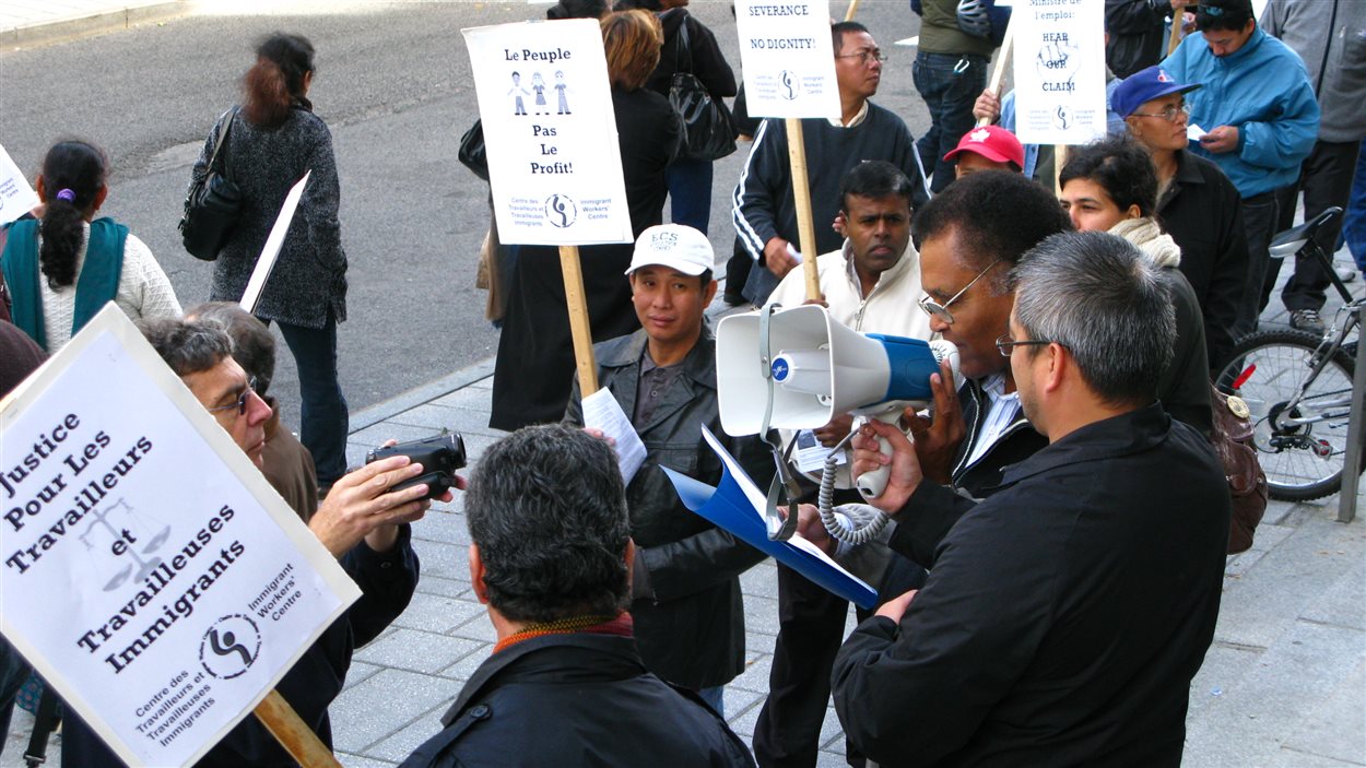 Des travailleurs du textile manifestent devant la Commission des relations du travail. (archives) Des travailleurs du textile manifestent devant la Commission des relations du travail. (archives)
