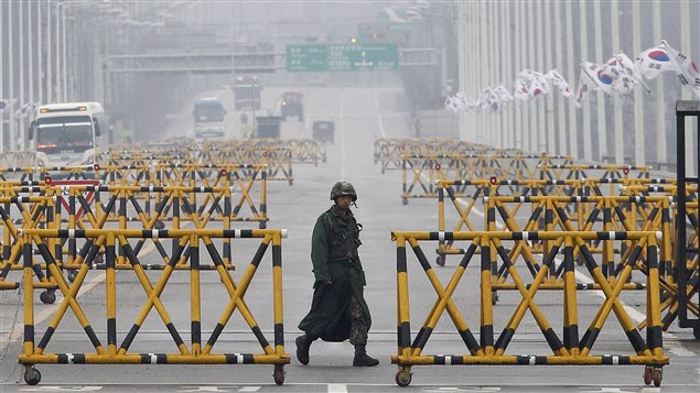 Un soldat de l'armée sud-coréenne patrouille sur le pont de Paju, près de la frontière entre les deux Corées. Un soldat de l'armée sud-coréenne patrouille sur le pont de Paju, près de la frontière entre les deux Corées.