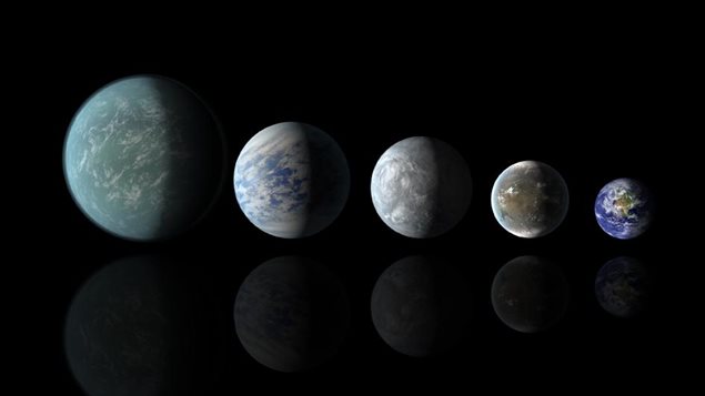 Les planètes d’une taille comparable à la Terre découvertes à ce jour : Kepler-22b, Kepler-69c, Kepler-62e, Kepler-62f, et la Terre. À l’exception de la Terre, ces illustrations sont des représentations artistiques. Les planètes d’une taille comparable à la Terre découvertes à ce jour : Kepler-22b, Kepler-69c, Kepler-62e, Kepler-62f, et la Terre. À l’exception de la Terre, ces illustrations sont des représentations artistiques.