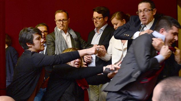 Un militant opposé au mariage gai est expulsé des tribunes de l'Assemblée nationale. Un militant opposé au mariage gai est expulsé des tribunes de l'Assemblée nationale.