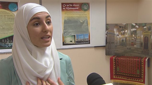 Blérina Sadiku invite les Québécois à poser des questions au sujet de l'islam. Blérina Sadiku invite les Québécois à poser des questions au sujet de l'islam.