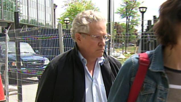 Tony Accurso à la sortie du quartier général de la SQ de la rue Parthenais à Montréal, jeudi Tony Accurso à la sortie du quartier général de la SQ de la rue Parthenais à Montréal, jeudi