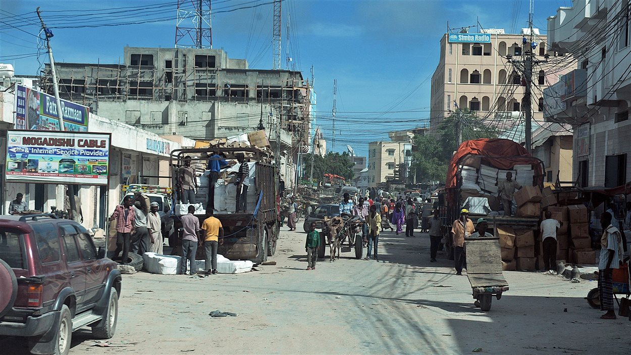 Une rue commerçante de Mogadiscio, capitale de la Somalie. Une rue commerçante de Mogadiscio, capitale de la Somalie.