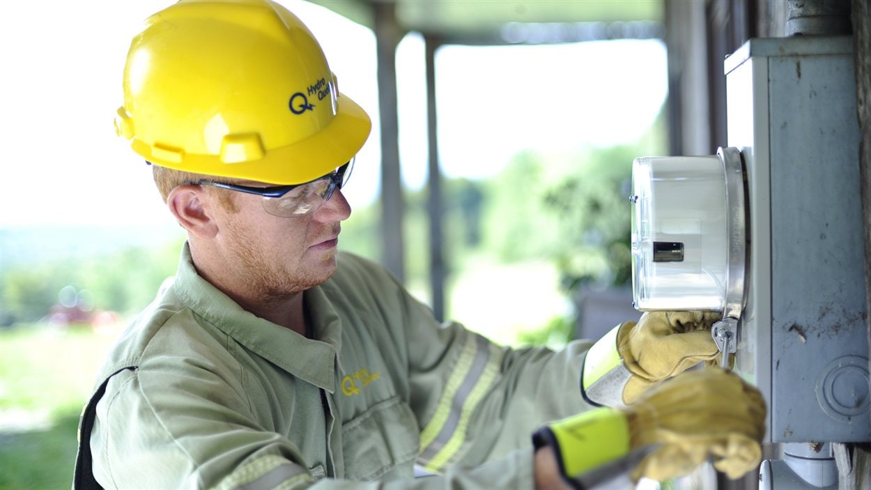 Un employé d'Hydro-Québec installe un compteur intelligent. Un employé d'Hydro-Québec installe un compteur intelligent.
