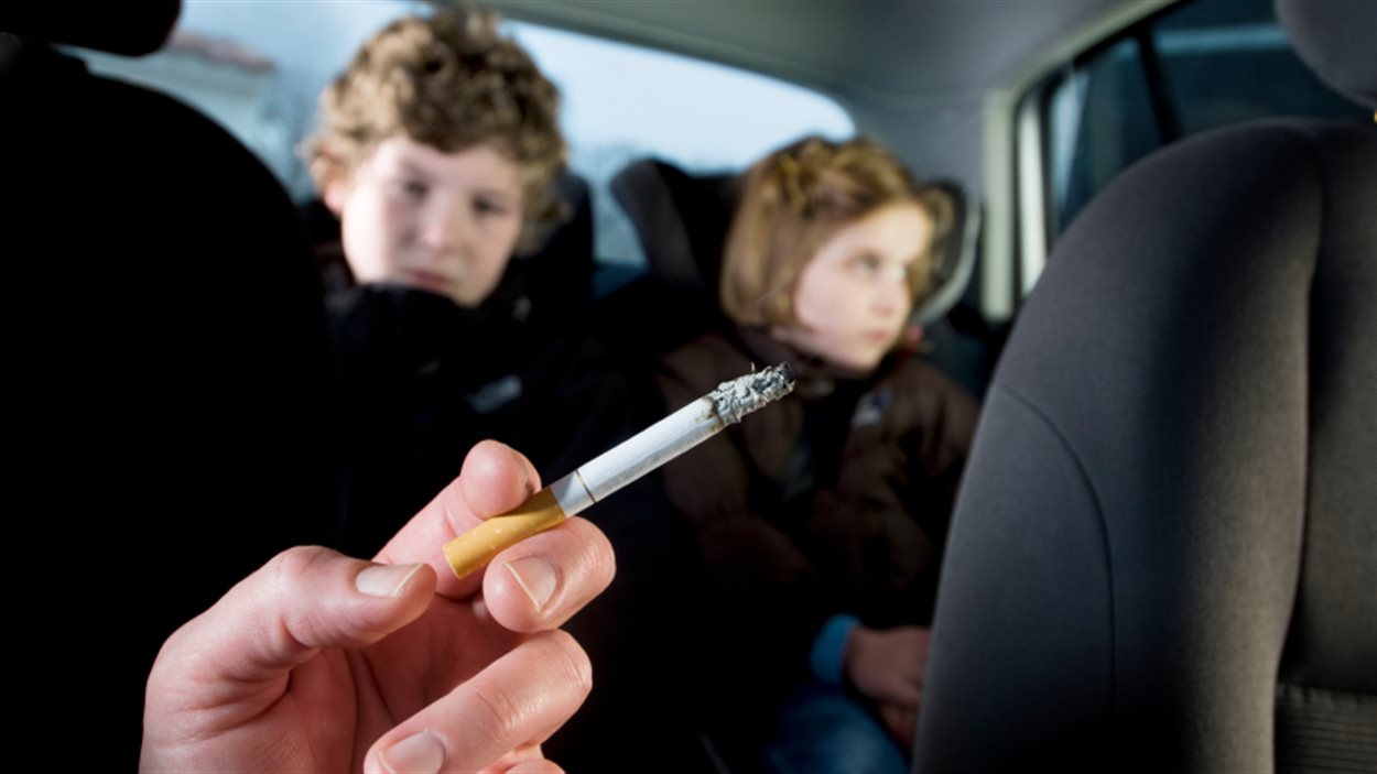 203 000 enfants sont exposés à la fumée dans les véhicules automobile au Québec, selon l'Enquête sur le tabagisme chez les jeunes. 203 000 enfants sont exposés à la fumée dans les véhicules automobile au Québec, selon l'Enquête sur le tabagisme chez les jeunes.