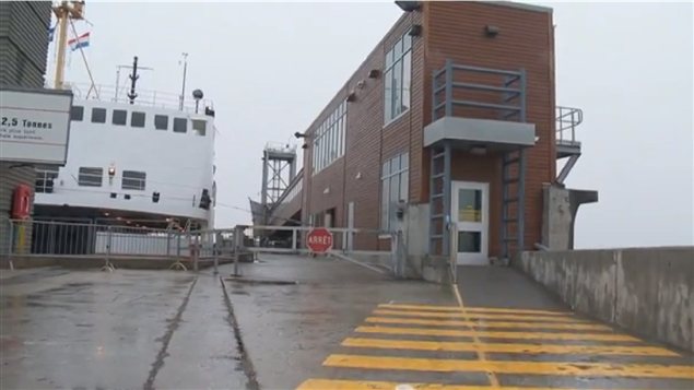La passerelle piétonnière de la Société des traversiers du Québec (STQ) au quai de Rivière-du-Loup La passerelle piétonnière de la Société des traversiers du Québec (STQ) au quai de Rivière-du-Loup