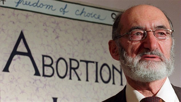 Henry Morgentaler lors d'une conférence de presse en 1998, pour souligner les dix ans de sa victoire en Cour suprême du Canada. Henry Morgentaler lors d'une conférence de presse en 1998, pour souligner les dix ans de sa victoire en Cour suprême du Canada.