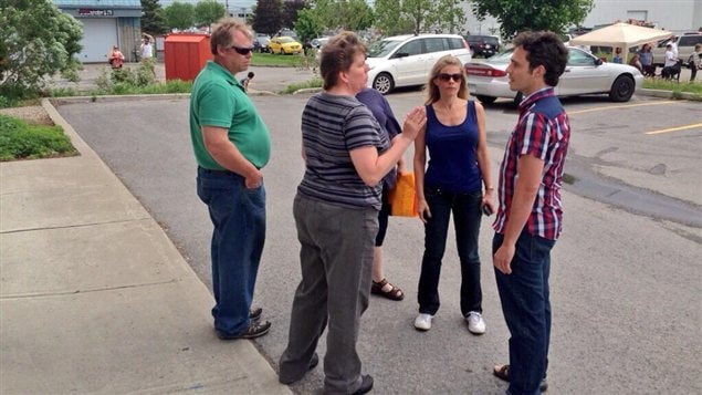 Certains manifestants ont tenté d'entrer dans les locaux de la SPCA de l'Outaouais. Certains manifestants ont tenté d'entrer dans les locaux de la SPCA de l'Outaouais.