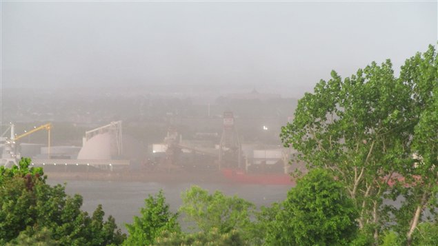De la poussière de charbon s'est élevée du Port de Québec vendredi. De la poussière de charbon s'est élevée du Port de Québec vendredi.